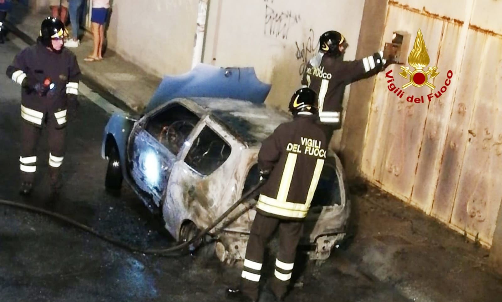 Paura a Sinnai per un’auto in fiamme in via Giardini, intervengono i Vigili del fuoco
