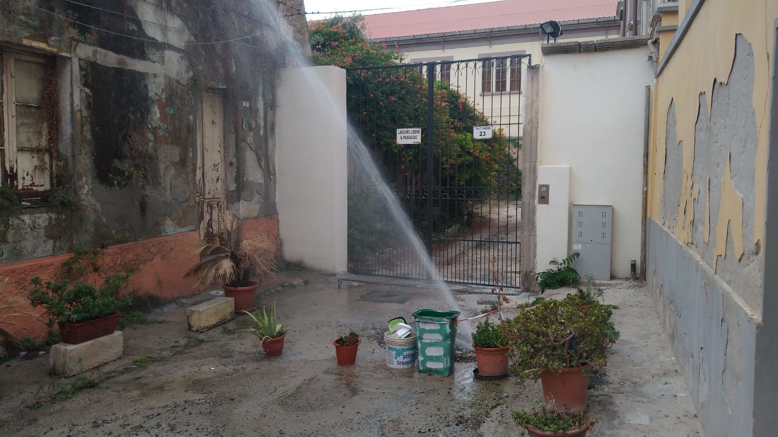 Cagliari, “fontana” d’acqua in vico Lanusei: “Abbiamo paura per le nostre case”