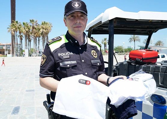 A Barcellona la polizia non ti lascia in mutande: kit d’emergenza alle vittime dei furti in spiaggia