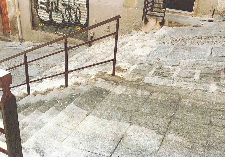 Cagliari, movida e teppisti alla Marina: fiumi di alcol rovesciati in strada e lanci di bottiglie