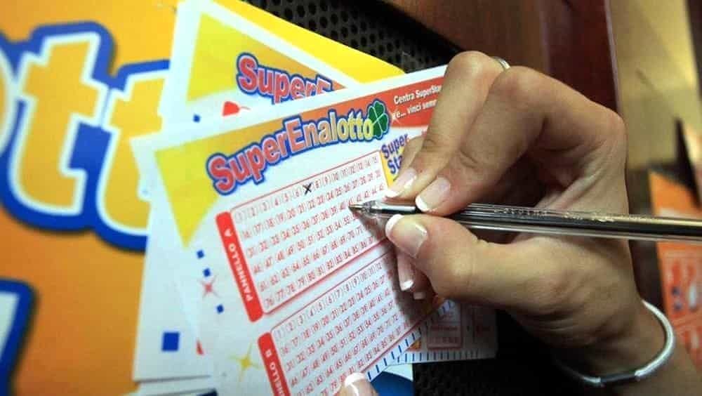 La dea bendata bacia la Sardegna, “doppietta” di 5 al Superenalotto: vinti oltre 100mila euro