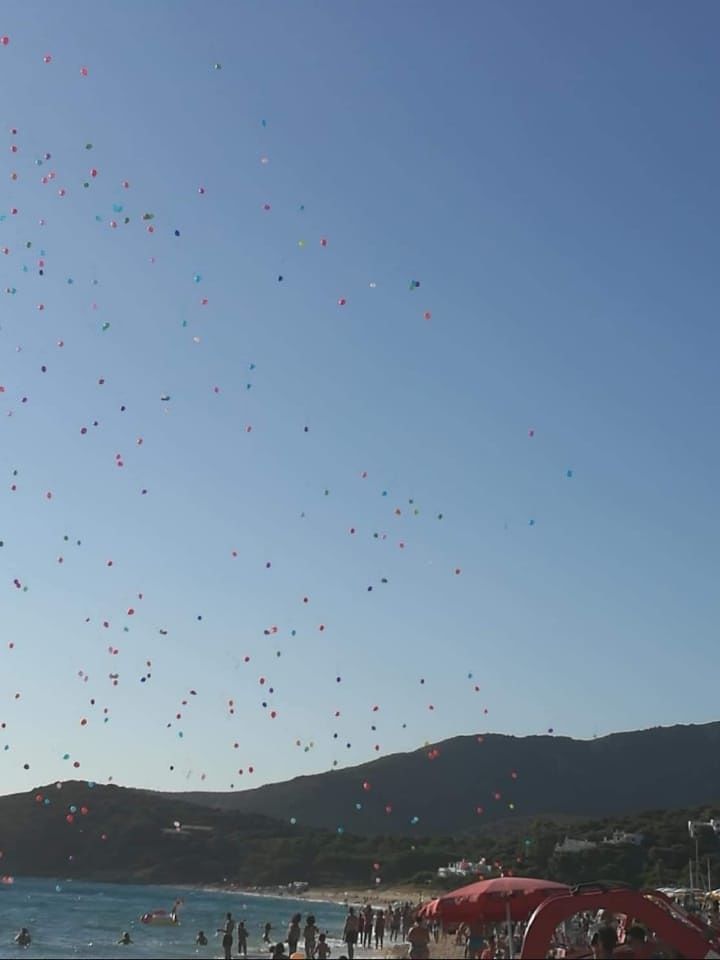 La festa dei palloncini in mare a Villasimius e Baccu Mandara: “Vergogna, fermate lo scempio che inquina”