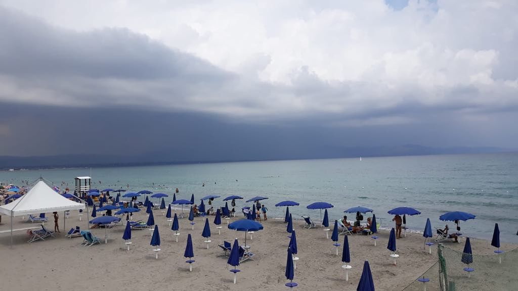 Temporale su Cagliari, tutti in fuga dalle spiagge del Poetto: tuoni e fulmini sul litorale