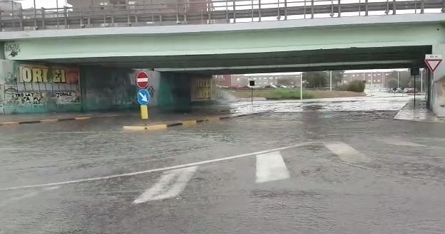 Fortissimo temporale su Cagliari, la strada sotto il ponte di Sant’Elia è una piscina