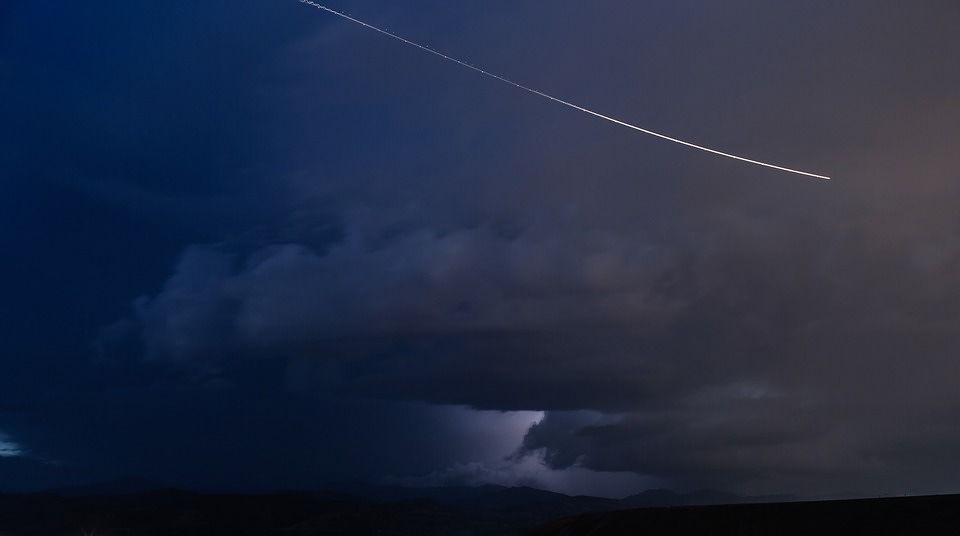 Gigantesca scia luminosa nel cielo della Sardegna, forse un meteorite: “Come un bolide vicinissimo: bagliore meraviglioso”
