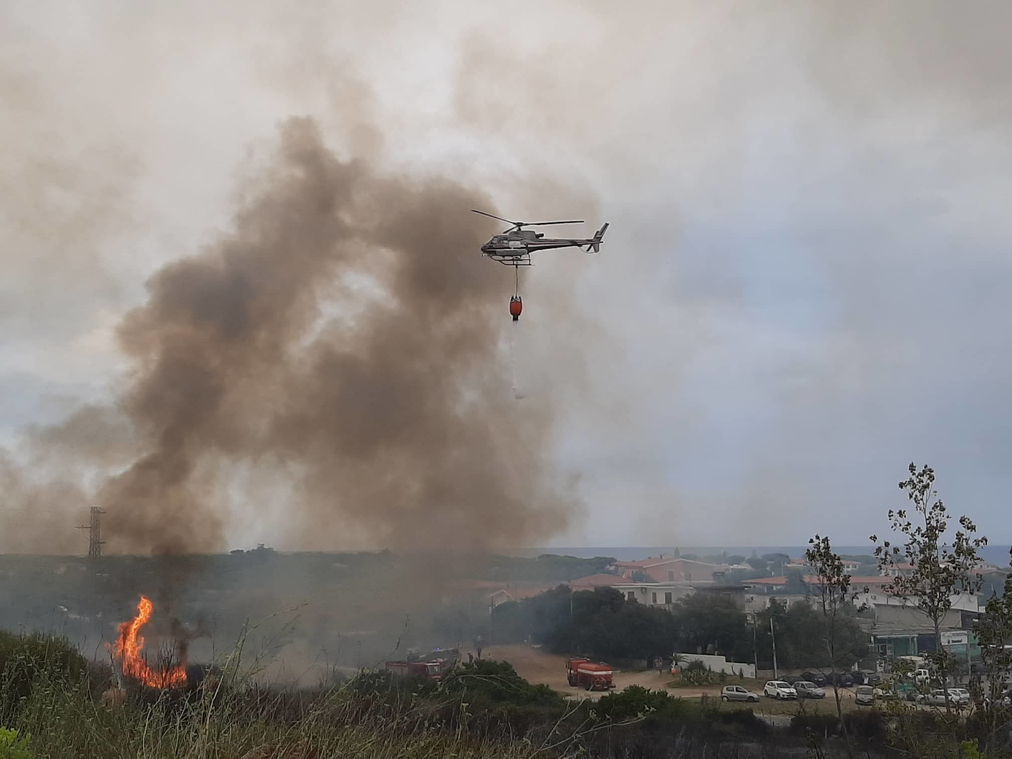 Incendi in Sardegna, sembra una guerra: Siniscola di nuovo colpita, la disperazione a La Caletta