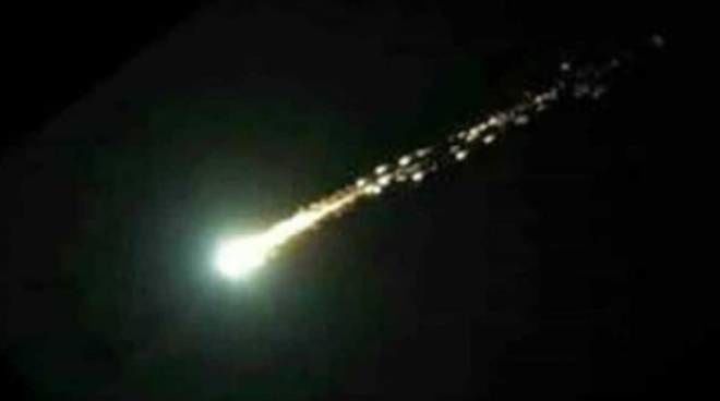 Una enorme scia luminosa nel cielo della Sardegna: migliaia di segnalazioni