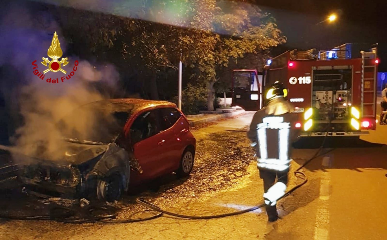 Auto in fiamme nella notte a Gergei, intervento dei vigili del fuoco