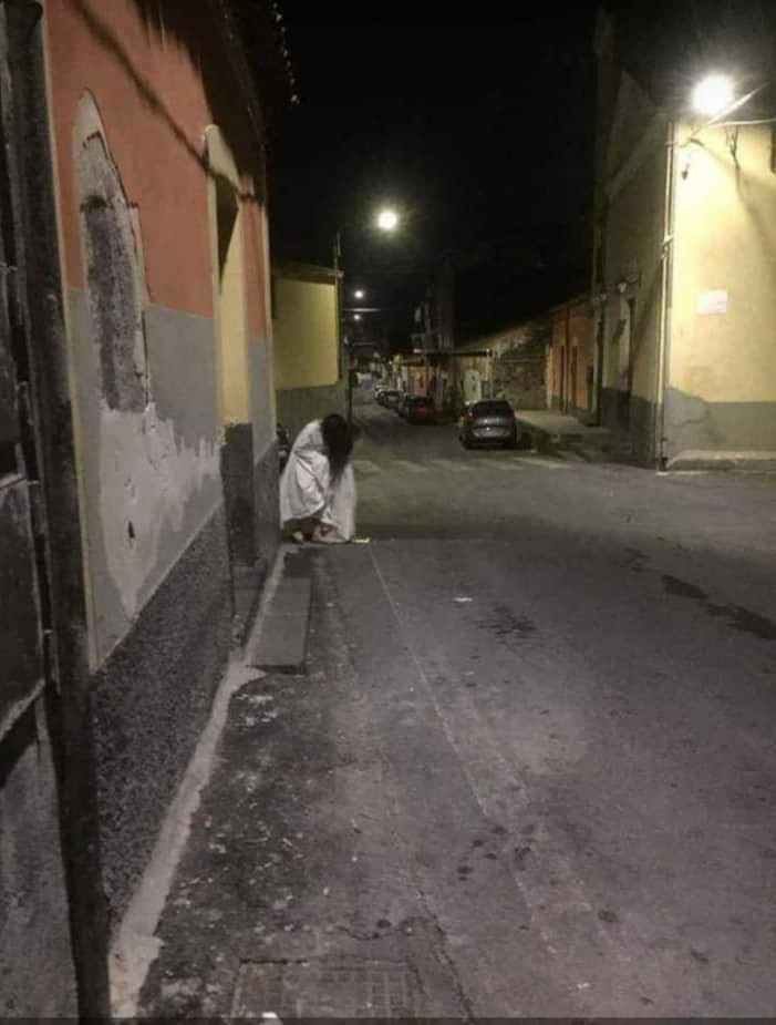 Si traveste da Samara e semina il panico a Fluminimaggiore, donna bloccata dai carabinieri