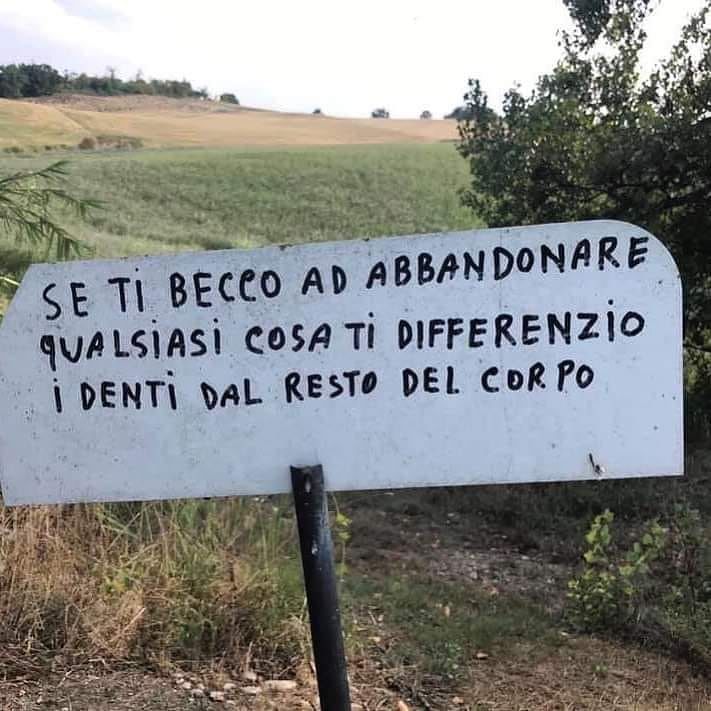 Villasimius, cartello choc contro i “caddozzi” dei rifiuti: “Se ti becco ti ‘differenzio’ i denti”