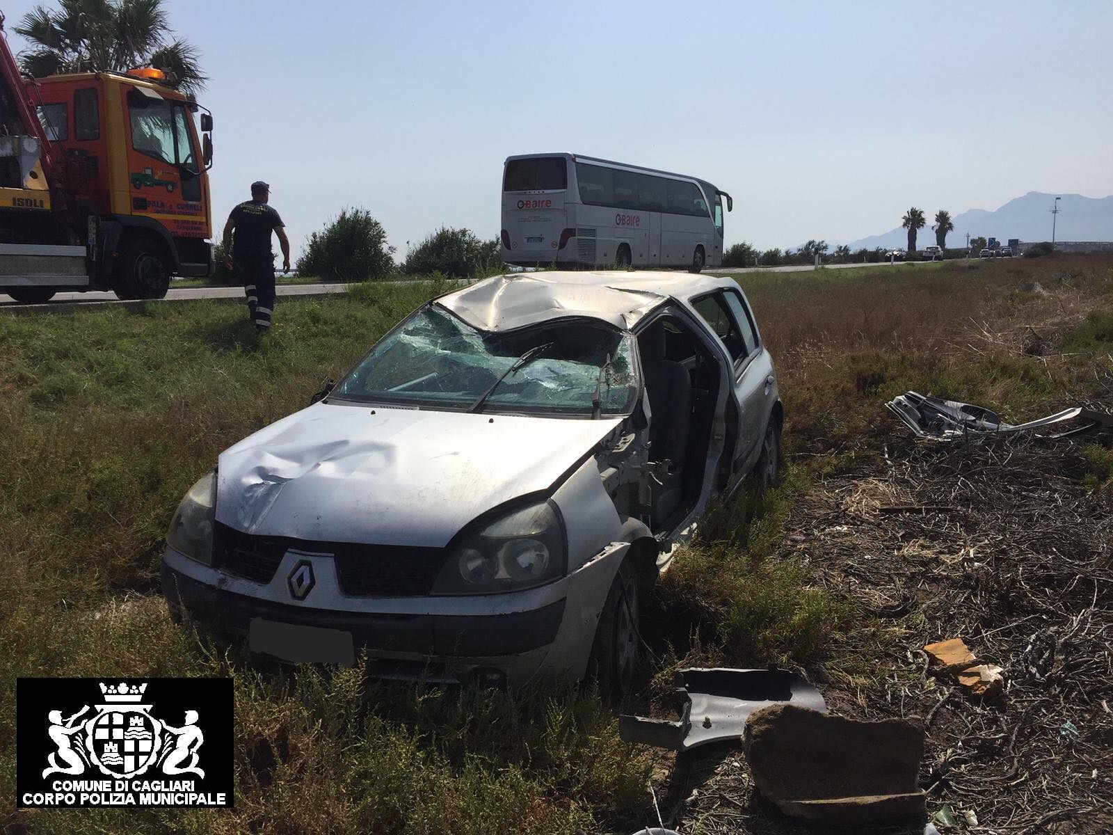 Sulcitana, perde il controllo dell’auto che si ribalta e finisce fuori strada: ferita una donna