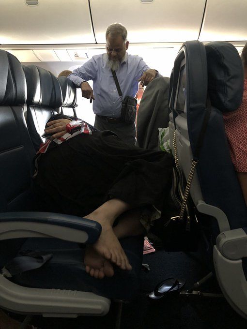 Rimane in piedi 6 ore sull’aereo per far dormire sua moglie: la foto è virale