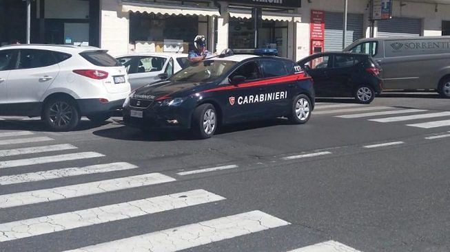 Entrano in casa di due sudamericane a Cagliari per rapinarle ma loro reagiscono: tre giovani in manette