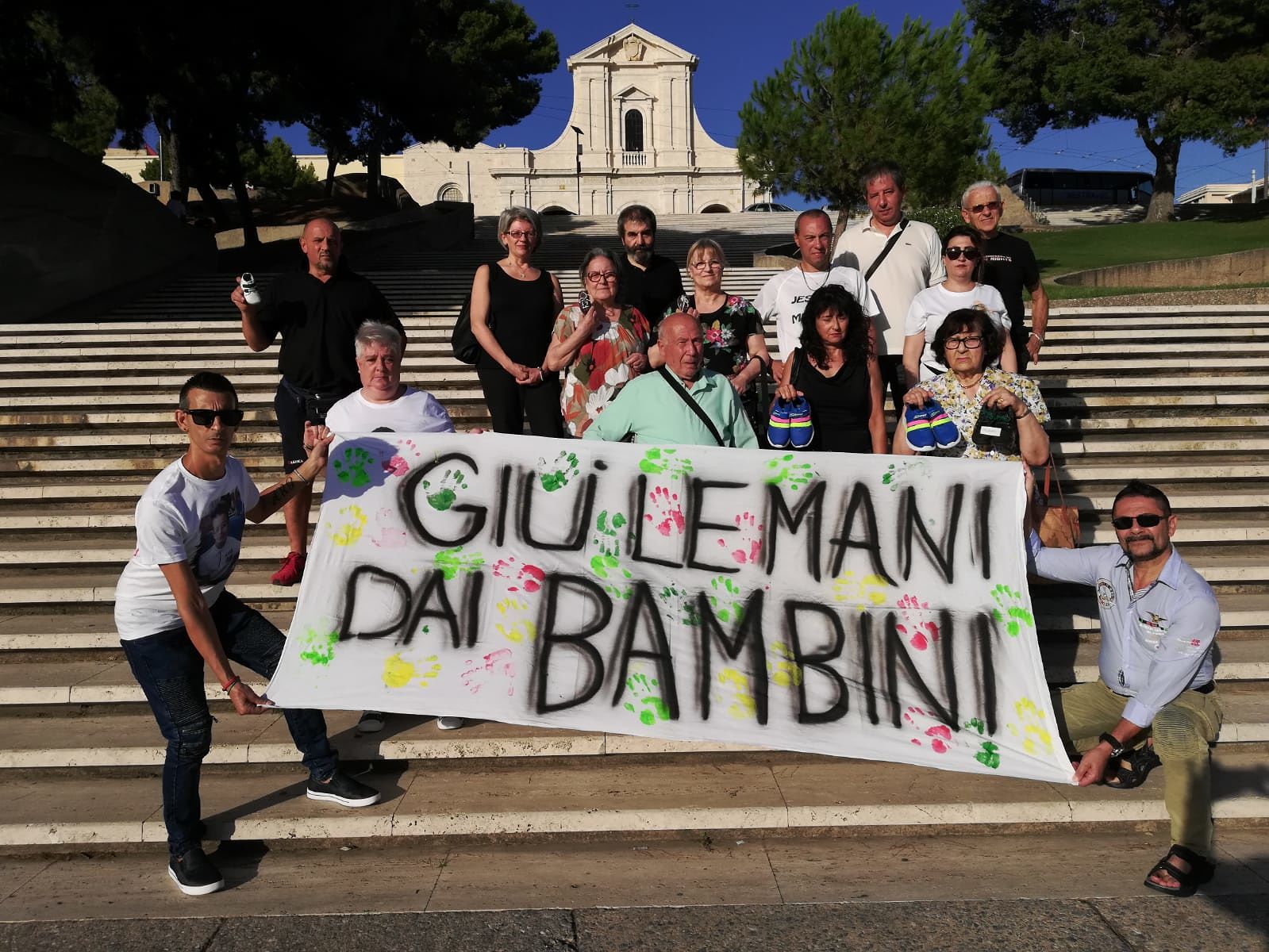 Cagliari, in 50 sulla scalinata di Bonaria con le scarpette bianche: “I bimbi non si toccano”