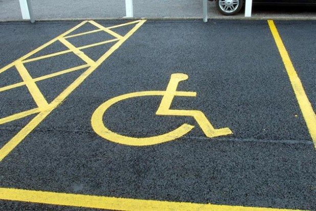 Selargius, col SUV nel parcheggio disabili: chiede di spostarla e viene insultato e aggredito