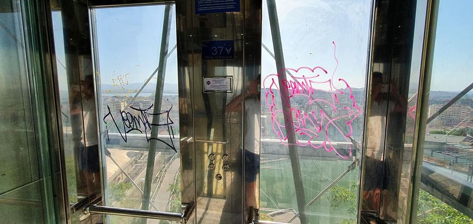 Cagliari, follia a Castello: i vandali hanno già sfregiato gli ascensori nuovi