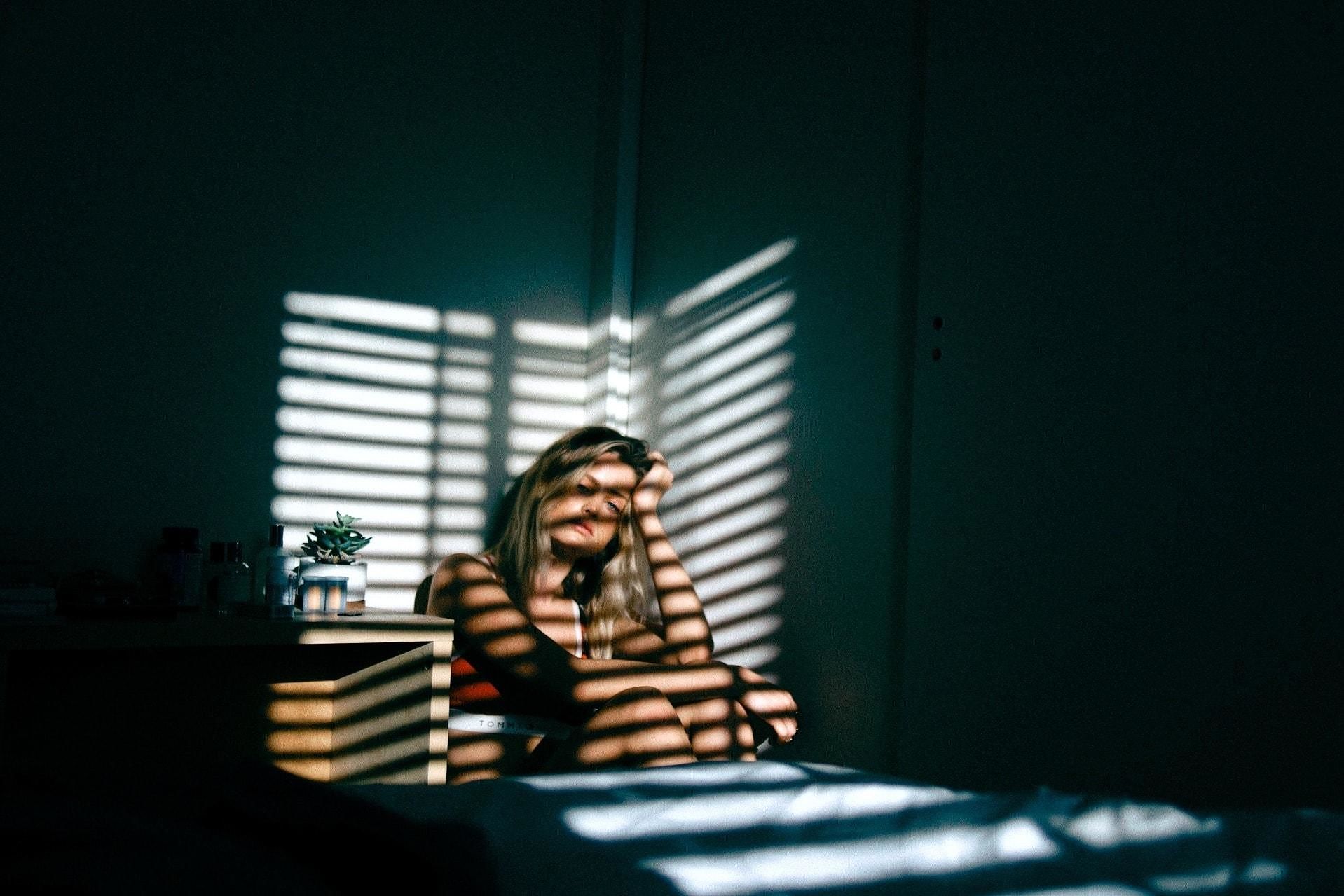 Hikikomori, i giovanissimi che si chiudono in camera in un ritiro sociale: nasce un’associazione per aiutare i genitori
