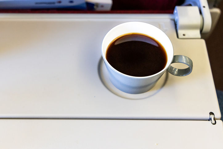 Uno studio americano consiglia: “Non bere caffè e non lavarti le mani a bordo degli aerei”