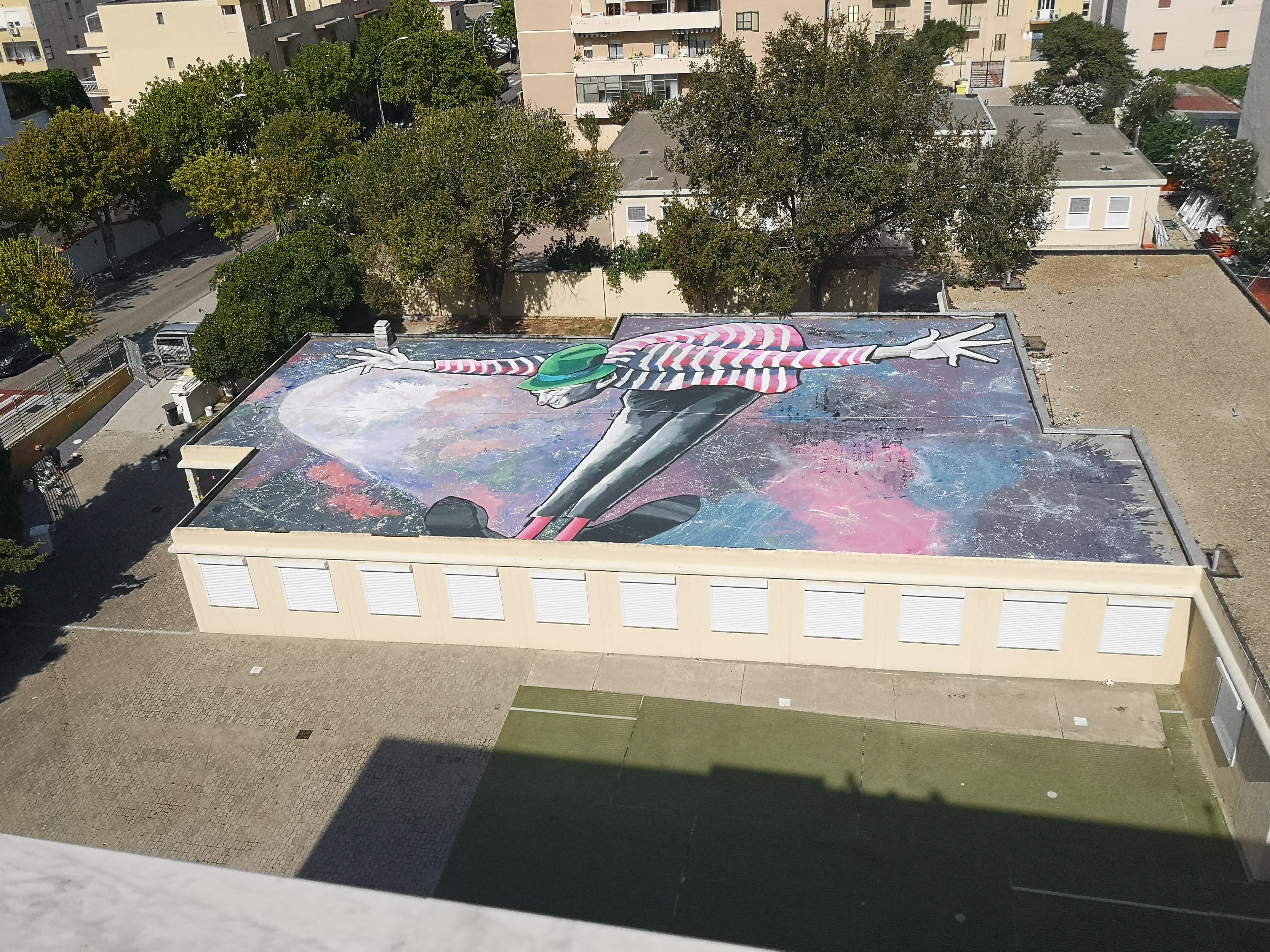 Il più grande murale orizzontale della Sardegna? Sul tetto di una scuola, ecco dove