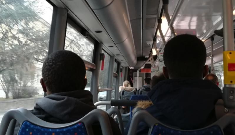 “Razzismo a bordo del bus Arst a Sestu: controllore umilia 2 studenti di colore”