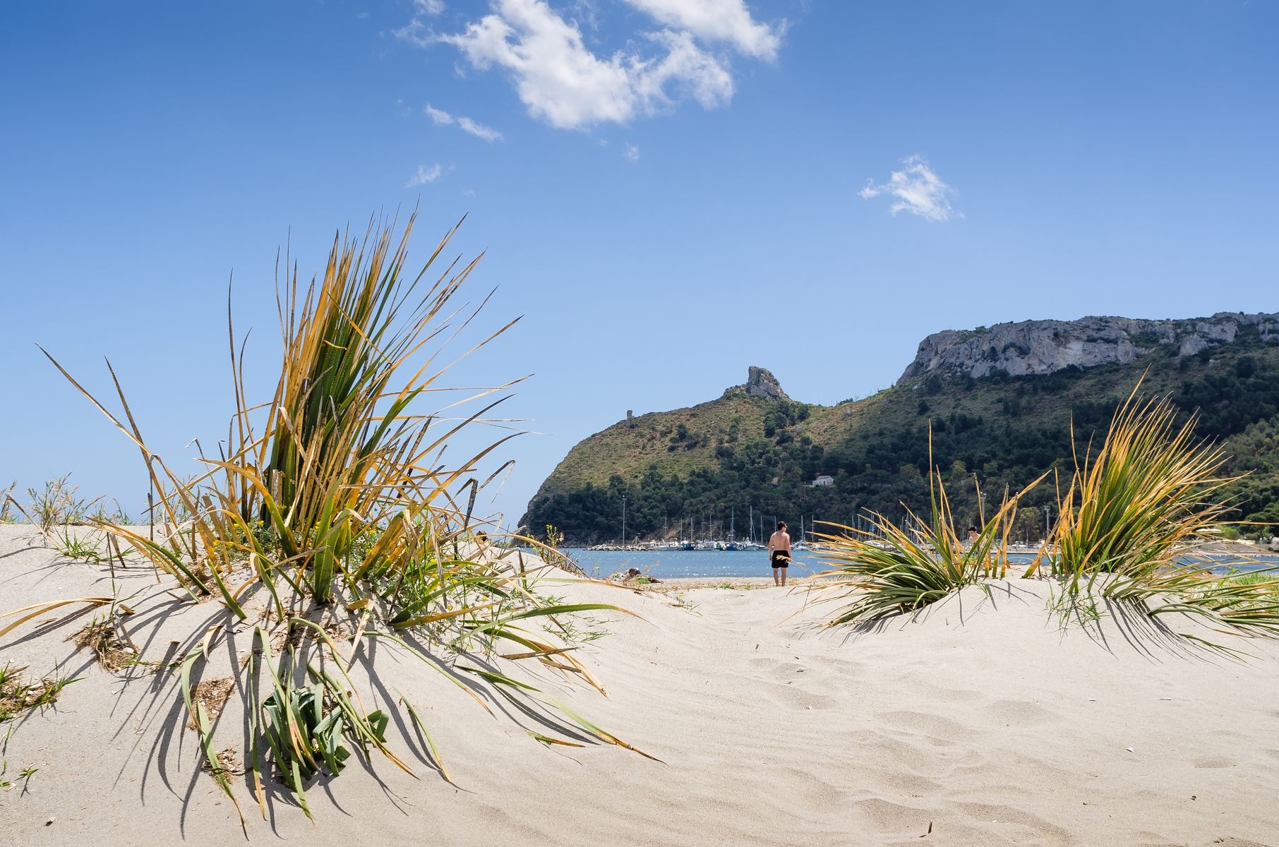 Ruba mezzo kg di sabbia al Poetto: “Volevo un souvenir”. Turista spagnolo denunciato a Cagliari