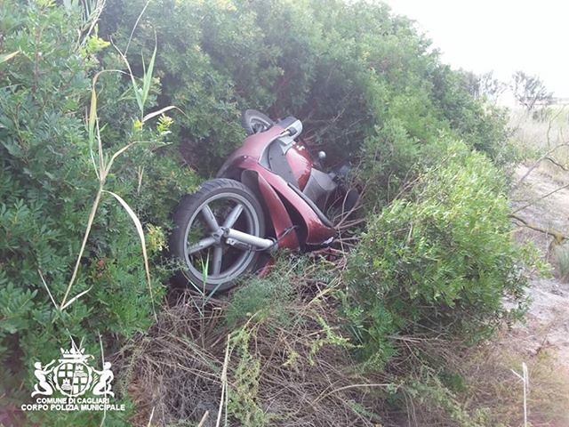 Poetto, lo strano incidente: 45enne gravissimo dopo la carambola in scooter tra guard rail e palo della luce