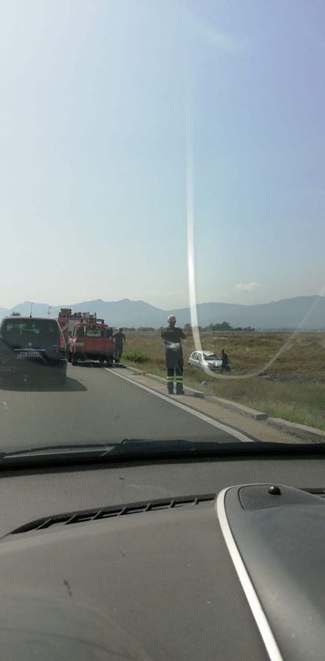 Rocambolesco incidente sulla Sulcitana: auto fuori strada vicino alla rotonda di Macchiareddu