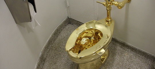 Rubato il wc d’oro di Cattelan: ricompensa da 100 mila sterline a chi lo ritrova