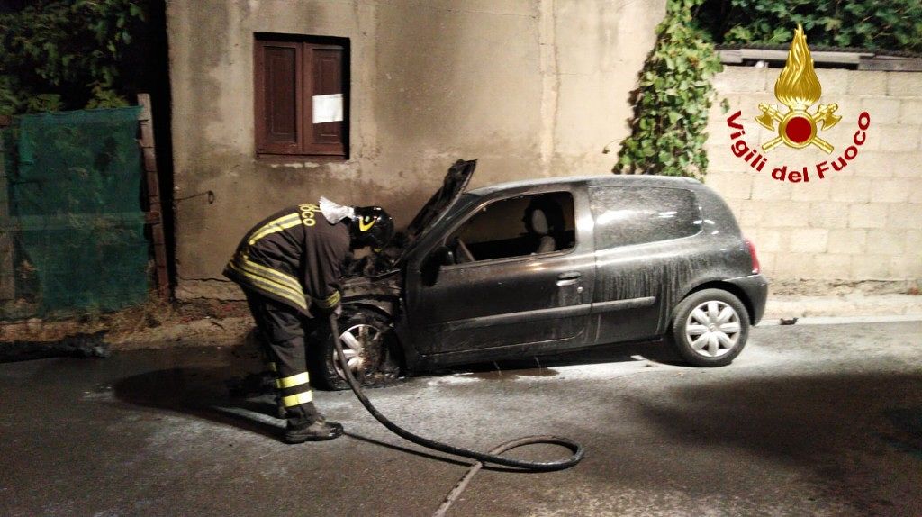 Auto in fiamme a Serdiana, intervento dei vigili del fuoco nella notte