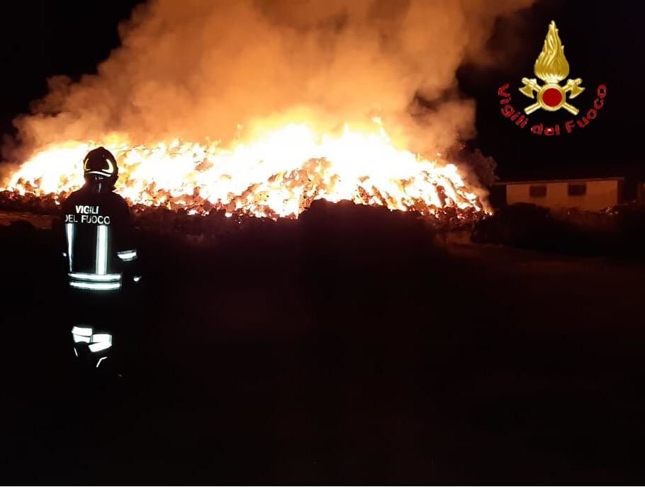 Violento incendio nelle campagne di Samugheo, in fiamme 7mila balle di foraggio