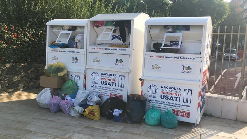 Cagliari, i vestiti usati gettati dentro i cassonetti? “Venduti in Italia e all’estero”