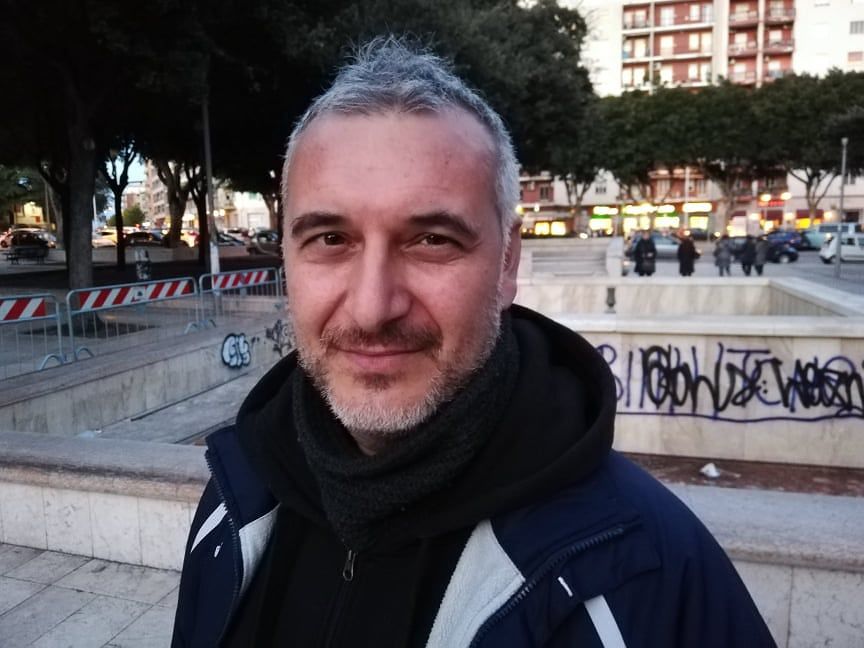 Cagliari, skater-vandali in piazza Giovanni: “Hanno rotto anche i gradini della chiesa”
