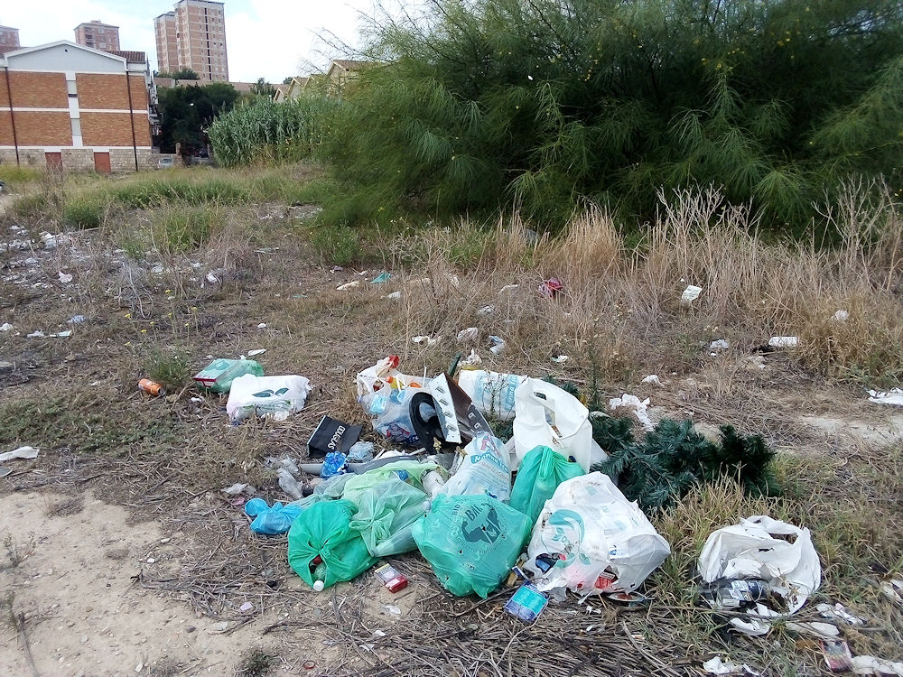 Cagliari, maxi discarica in via Ferraris: “Bomba ecologica con rifiuti e topi”