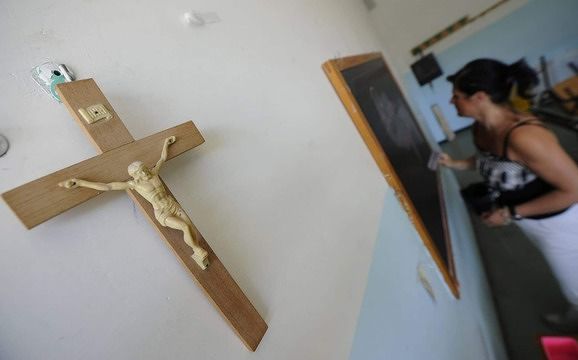Crocifisso nelle scuole, il ministro Fioramonti: “Meglio appendere una cartina del mondo”