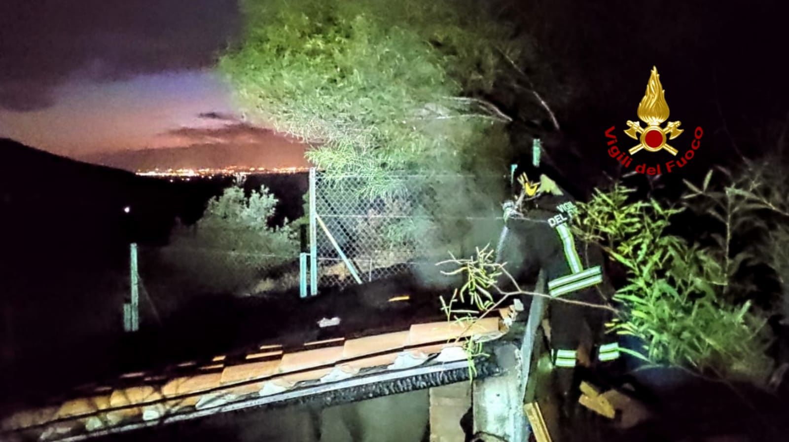 Un barbecue acceso scatena un incendio a Sinnai: fiamme nel cortile di una casa