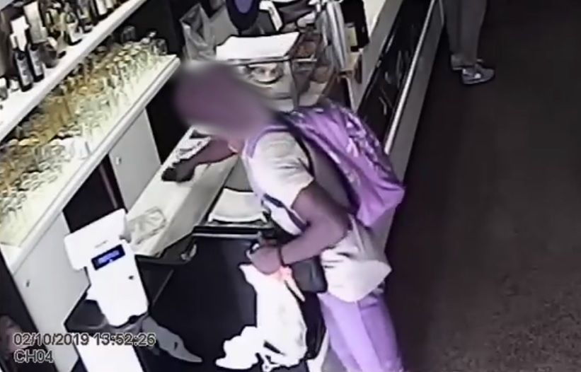 Cagliari, la denuncia di una barista: “Il mio cellulare rubato da un ragazzo di colore”