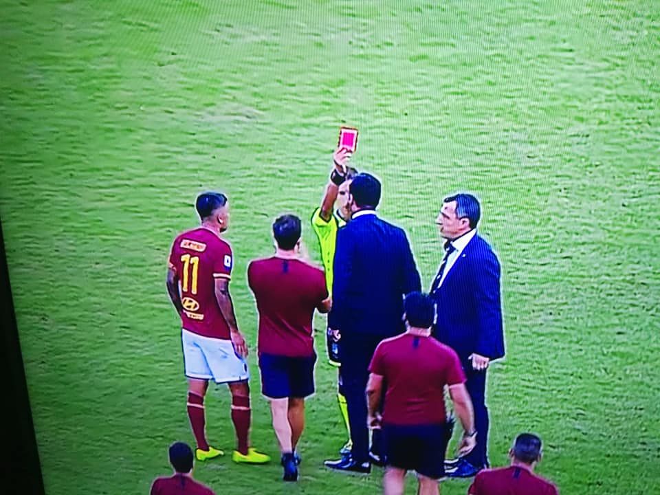 Roma furiosa con l’arbitro, espulso Fonseca. I tifosi del Cagliari sui social: “Vergognosi, guardate il nostro Pisacane”