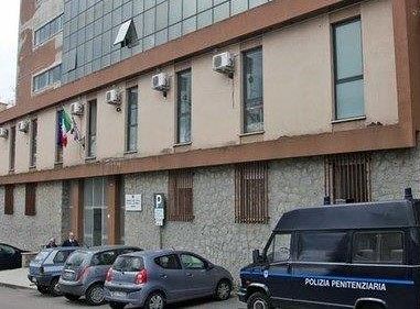 “Falso ideologico e accesso abusivo alle banche dati della Procura”: interdetta cancelliera a Lanusei