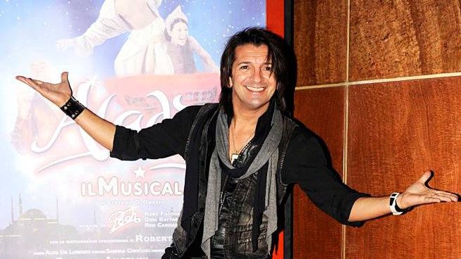 Addio a Manuel Frattini, un malore si porta via a 54 anni uno dei divi italiani del musical