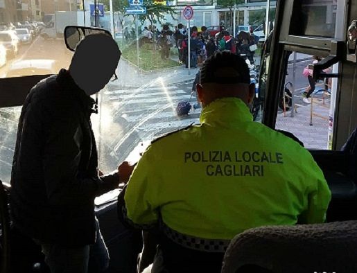 Cagliari, scatta l’operazione gite scolastiche sicure: via ai controlli sugli autobus