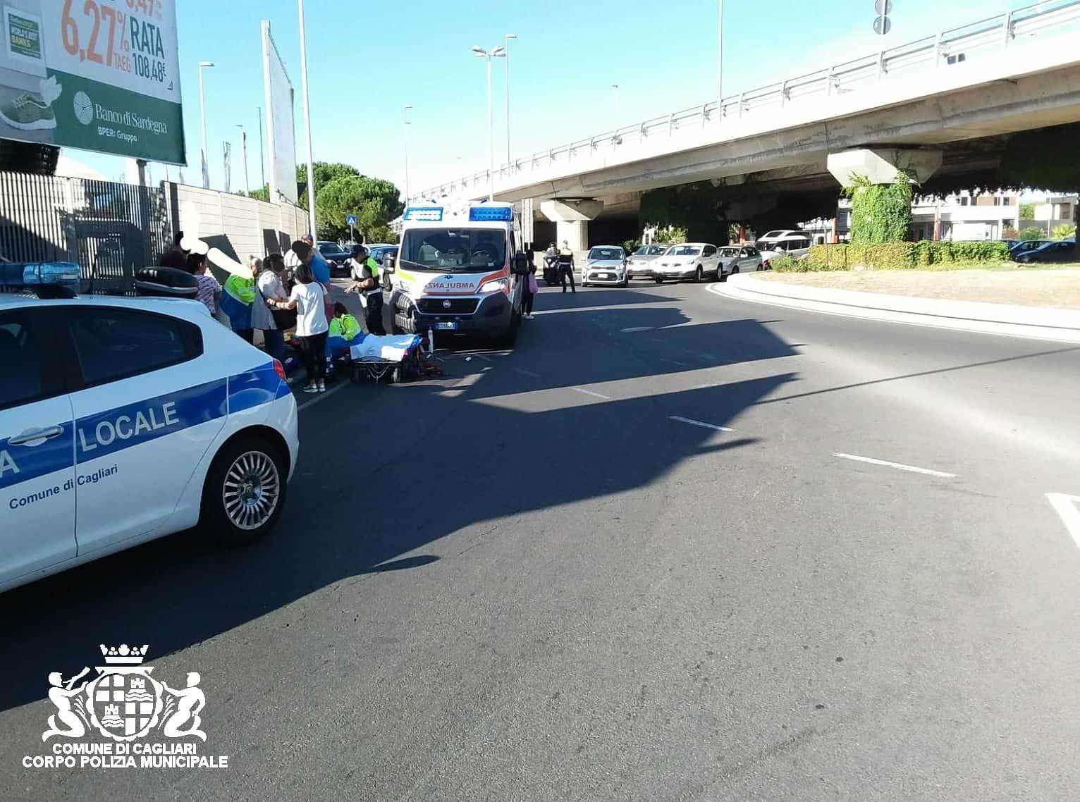 Cagliari, moto scivola sull’asfalto nella rotatoria di via Cadello: ferito un centauro