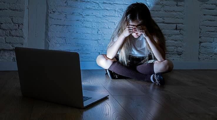“Profili falsi su Instagram per adescare ragazzine sarde: sanzioniamo i genitori che regalano Smartphone ai minori”