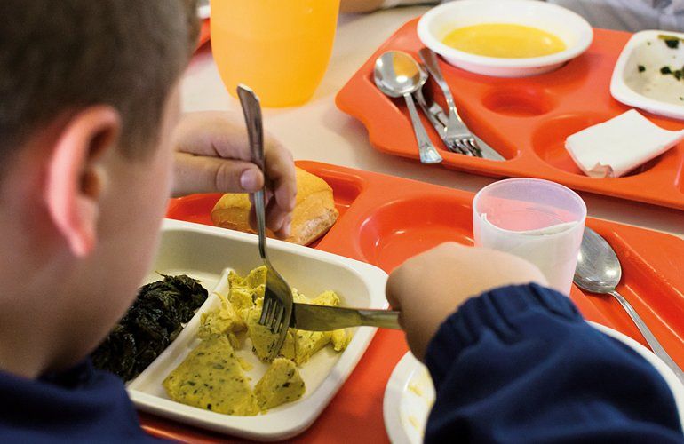 Sporcizia nella mensa della scuola a Monserrato: blitz del sindaco, scatta la multa