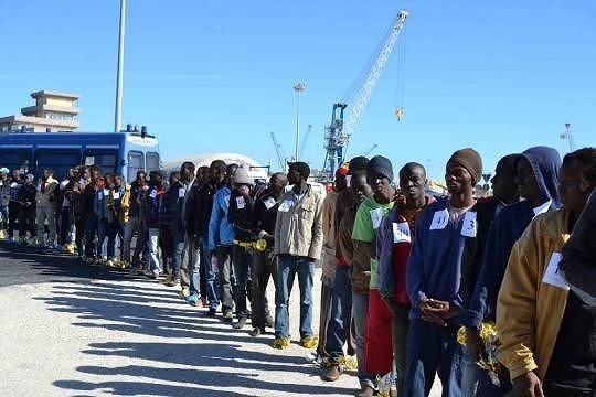 Stop al progetto di accoglienza dei migranti in Sardegna: “Nessun razzismo, bisogna aiutarli a casa loro”