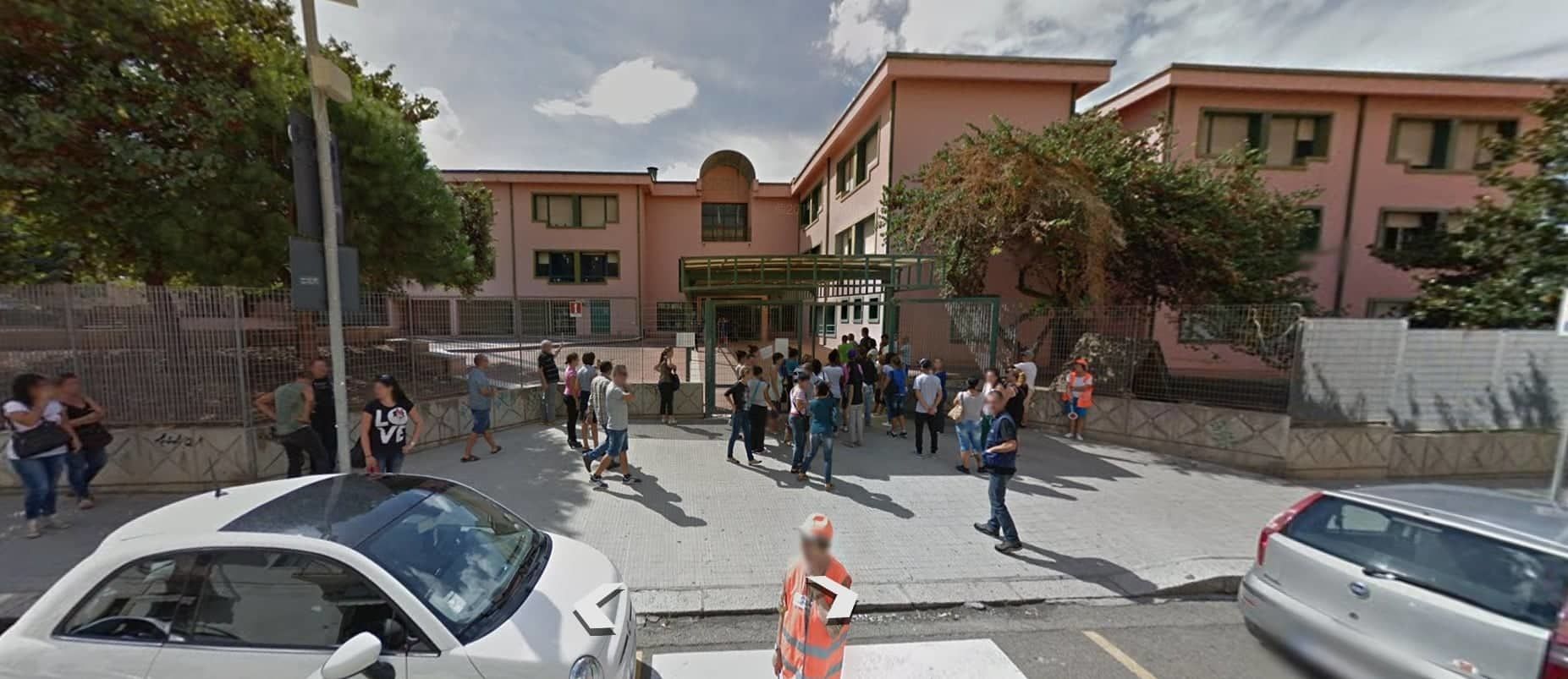 Cagliari, aule sporche a scuola e maestre costrette a pulire: mamme e papà in rivolta a San Michele