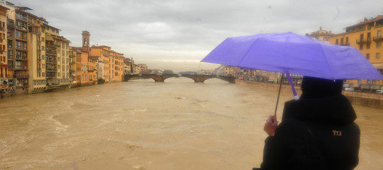 Maltempo: sale il livello dell’Arno, a Firenze ha superato la prima soglia di allarme