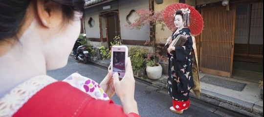 Kyoto, stop ai selfie dei turisti con le geishe