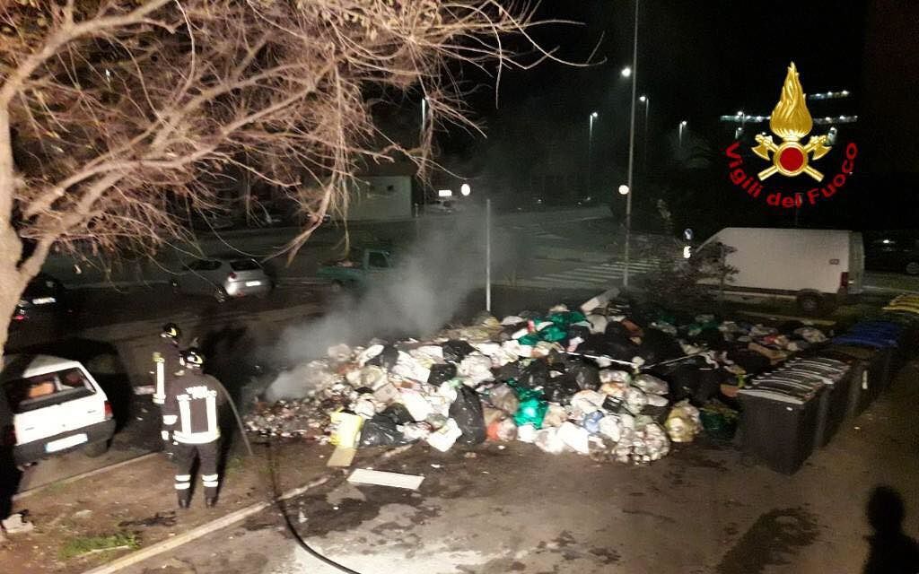 Cagliari, in fiamme nella notte cumuli di rifiuti a Sant’Elia