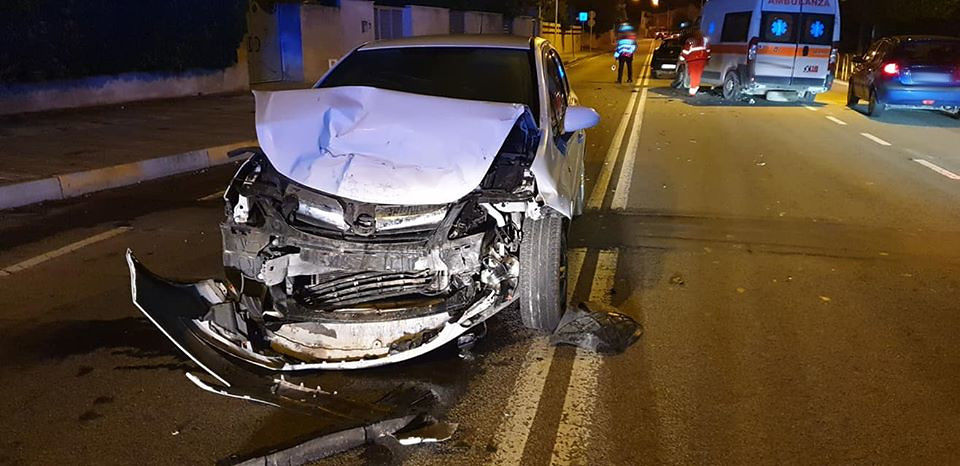 Quartu, brutto incidente in via Leonardo da Vinci: scontro tra auto e ambulanza