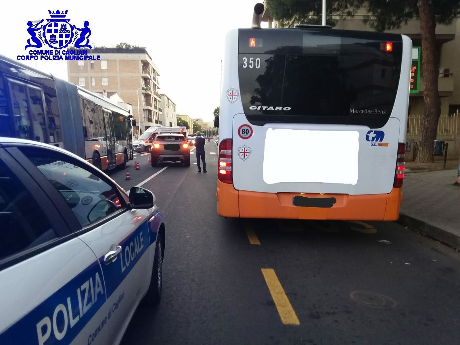 Cagliari, giovane travolto da un’auto a Is Mirrionis: trasportato all’ospedale